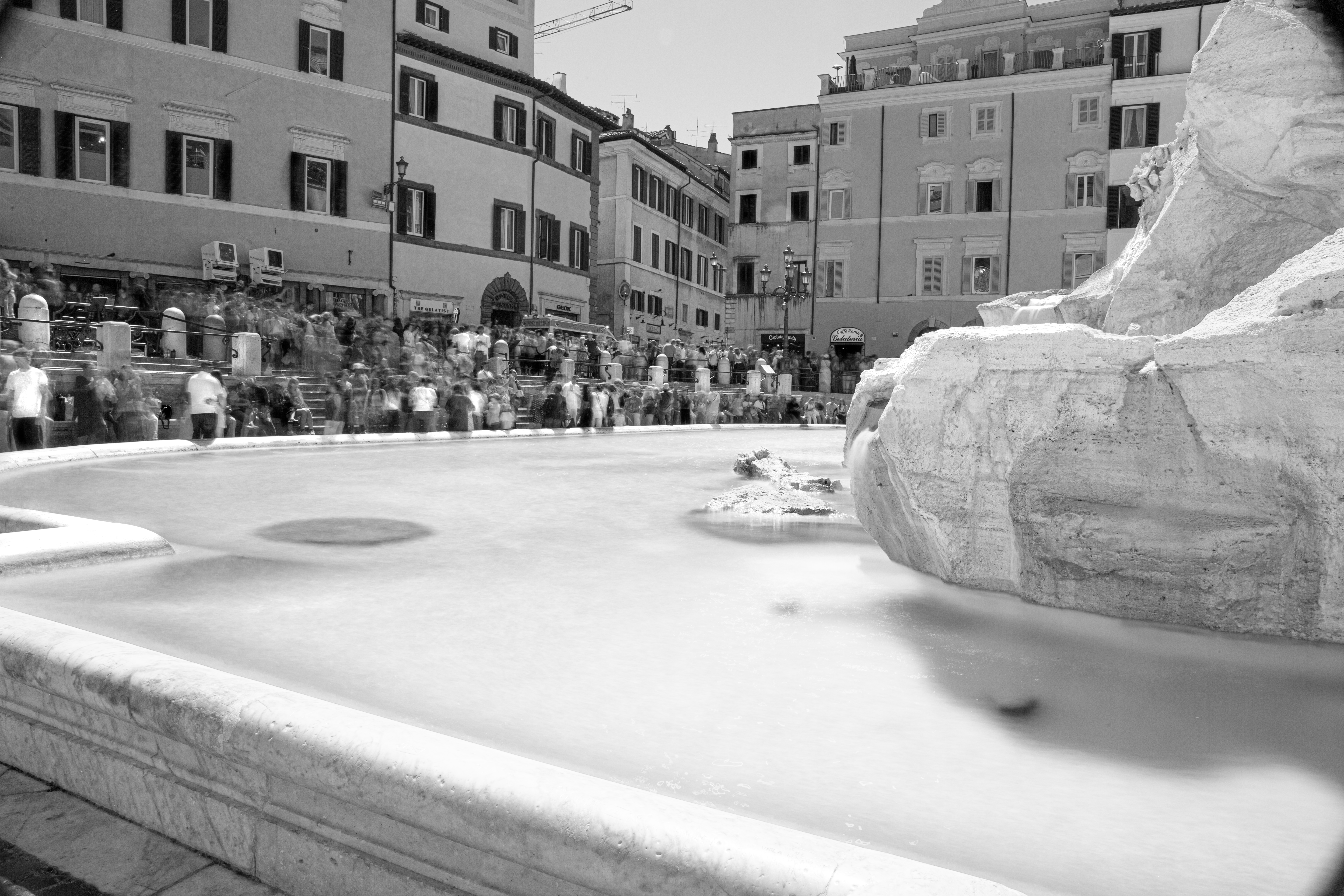 Fontana di Trevi - turisti che si muovono