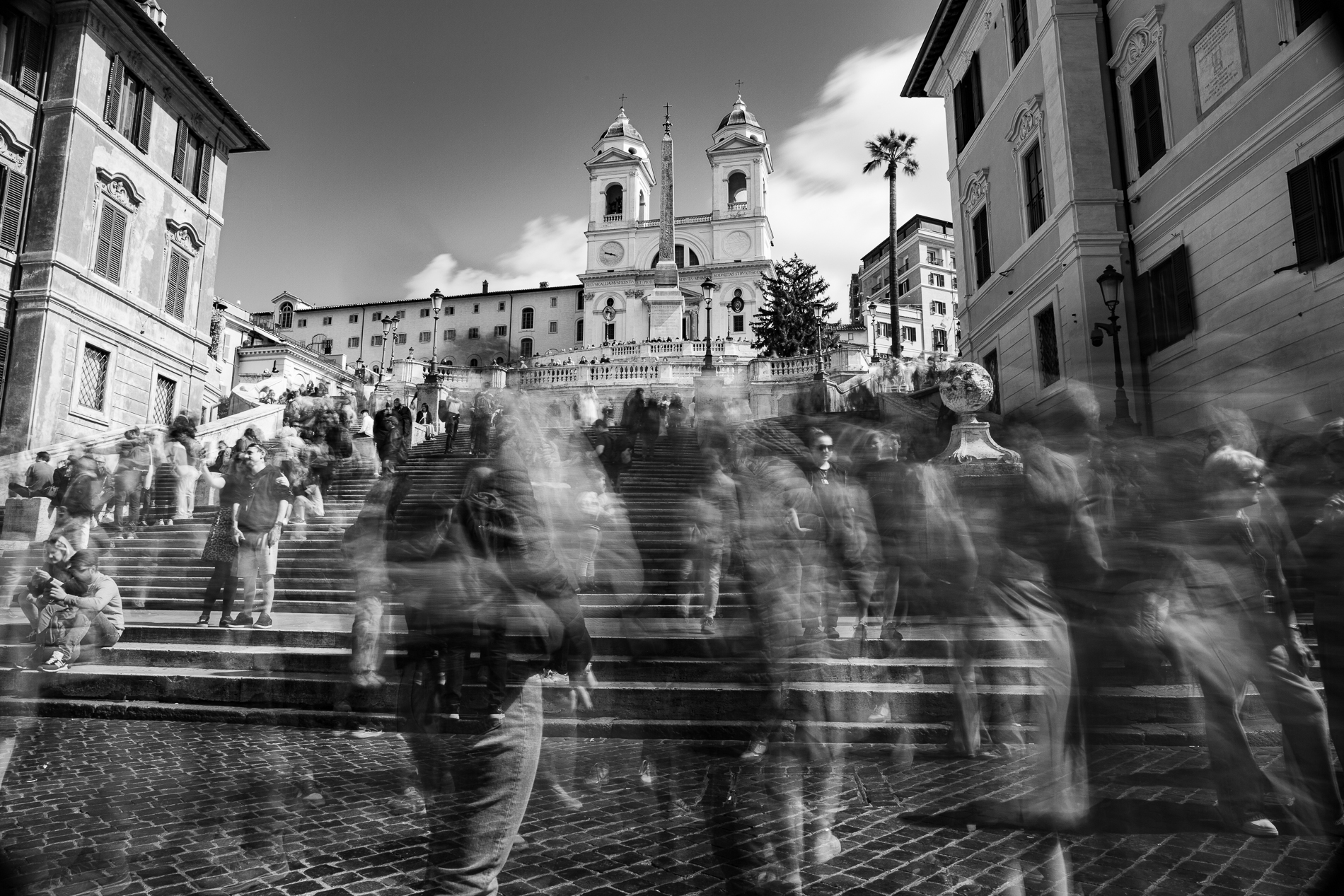 Scalinata piazza di Spagna scie di fantasmi che salgono e scendono